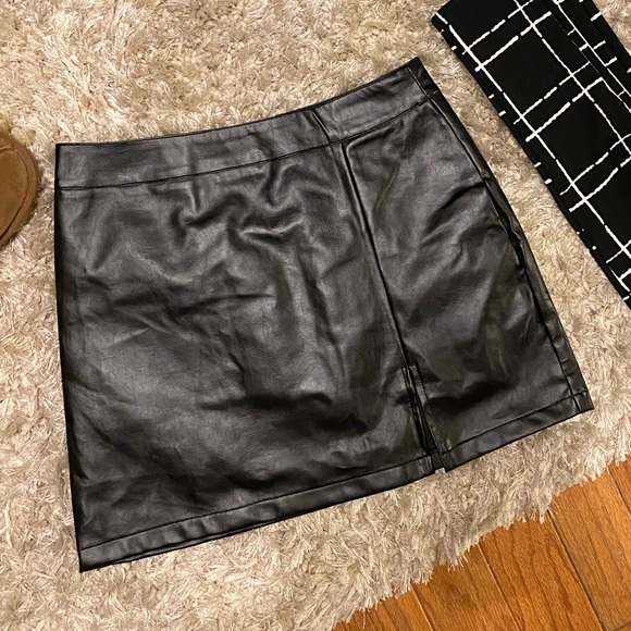 Faux leather high waist skirt with slit - Picture 3 of 3